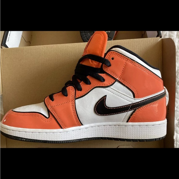 Nike Air Jordan 1 Mid SE (GS) BQ6931802 Size 7y - Very Light Use - Picture 7 of 9